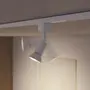 Hvid justerbar spotlampe monteret på loftsskinne. Spotlampens hoved kan drejes og vinkles for at rette lyset. Moderne, minimalistisk design, der passer til forskellige rum.