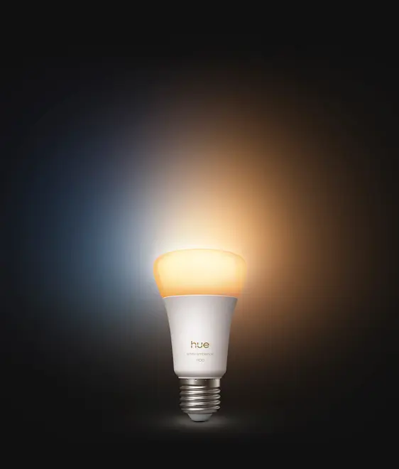 Smart LED-pære med justerbar hvid og varm belysning, standard skruefatning, energieffektiv, kompatibel med smart home-systemer, giver tilpasset lysstyrke og farvetemperatur.