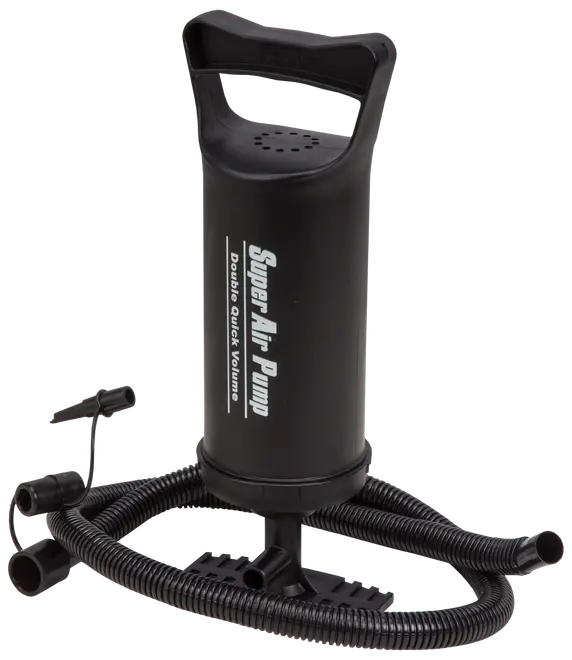 Sort manuel luftpumpe med ergonomisk håndtag, fodstøtte og fleksibel slange med flere dyser. Velegnet til oppustning af luftmadrasser, poollegetøj og oppustelige produkter.