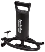 Svart manuell luftpump med ergonomiskt handtag, fotstöd och flexibel slang med flera munstycken. Passar för uppblåsning av luftmadrasser, badleksaker och andra uppblåsbara produkter.