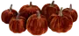 Set med åtta sammetslena pumpor i mörk rostfärg med realistiska bruna stjälkar, mjuk yta, olika storlekar, perfekta för höst- eller Thanksgiving-dekoration.