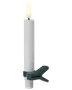 Hvid LED-lys med varm glødende flamme, monteret på grøn plastklemme. Perfekt til juletræspynt eller festlige dekorationer. Batteridrevet, flammefri design.