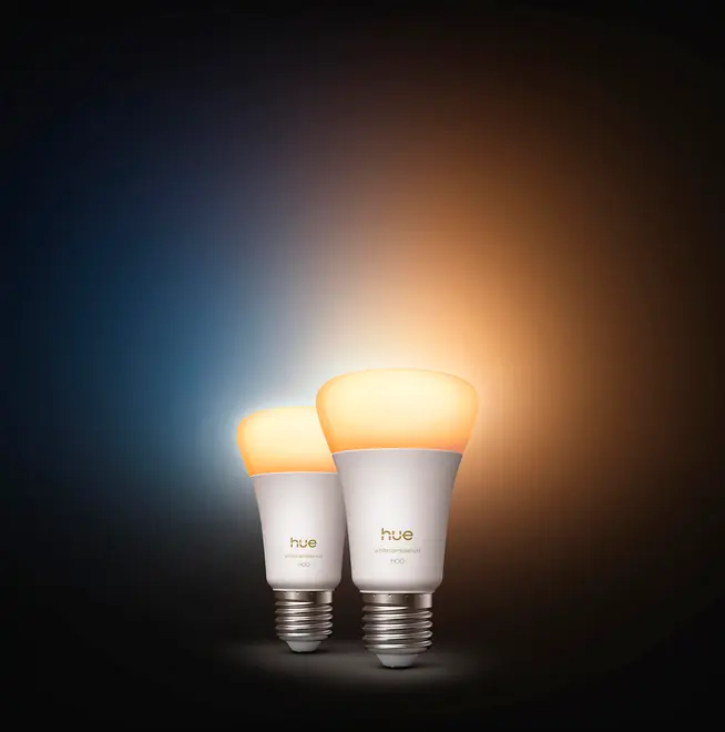 To Philips Hue smarte LED-pærer med hvidt stemningslys, E27 fatning, udsender varmt hvidt lys, justerbar lysstyrke, kompatibel med smart home belysningssystemer.