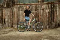 Mountainbike för vuxna med framdämpning, skivbromsar och grova däck. Lätt ram, raka styren och flera växlar. Passar för terräng- och stigcykling.