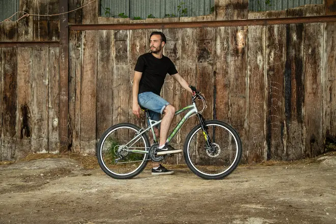 Mountainbike för vuxna med framdämpning, skivbromsar och grova däck. Lätt ram, raka styren och flera växlar. Passar för terräng- och stigcykling.