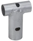 T-formad rörkoppling i galvaniserat stål med svetsade fogar och två ovala hål för fastsättning. Passar för bygg- eller ställningsapplikationer, rostskyddad och hållbar.