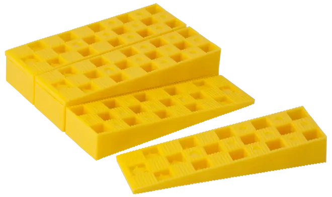 Set med gula plastkilar med rutmönster, rektangulär form, används för exakt höjdjustering vid bygg eller möbelmontering. Hållbara, stapelbara och enkla att använda.