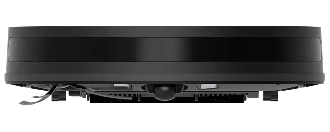 Sort robotstøvsuger med lav, rund profil, frontstøddæmper, synlig sidebørste under bunden, velegnet til rengøring af hårde gulve og tæpper, moderne og stilrent design.