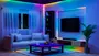 Moderne stue med flerfarvede LED-lysbånd langs loft, TV-væg og under møbler. Grå sofa, blåt sofabord og en potteplante er inkluderet.