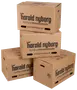 Sæt med fire brune papflyttekasser med håndtag og Harald Nyborg-logo, velegnet til opbevaring og flytning af husholdningsgenstande. Holdbare og nemme at bære.
