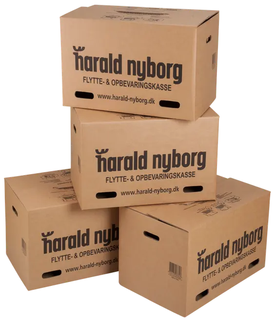 Sæt med fire brune papflyttekasser med håndtag og Harald Nyborg-logo, velegnet til opbevaring og flytning af husholdningsgenstande. Holdbare og nemme at bære.