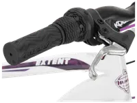 Närbild av cykelstyre med svart, mönstrat gummihandtag, vridväxel och silverfärgad bromshandtag, monterat på vit ram med lila och svarta detaljer.