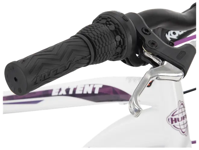 Närbild av cykelstyre med svart, mönstrat gummihandtag, vridväxel och silverfärgad bromshandtag, monterat på vit ram med lila och svarta detaljer.
