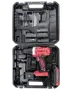Trådløst boremaskinesæt med rød og sort boremaskine, flere bor, skruetrækkerbits, oplader og batteri, alt organiseret i en robust sort transportkasse.