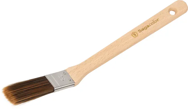 Platt pensel med ljust träskaft, metallhylsa och bruna syntetborst. Skaftet har upphängningshål och Sagacolor-märkning. Passar för målning eller lackering.