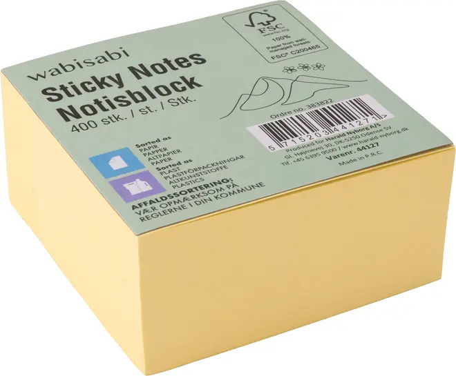 Firkantet blok med gule sticky notes, 400 ark, FSC-certificeret. Grøn etiket med produktinformation og sorteringsvejledning. Perfekt til beskeder og hurtige noter.