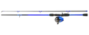 To-delt fiskestang med blå og sort design, skumgreb og monteret spincast-hjul. Stangen har flere lineøjer og et slankt, moderne udseende.