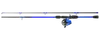 To-delt fiskestang med blå og sort design, skumgreb og monteret spincast-hjul. Stangen har flere lineøjer og et slankt, moderne udseende.