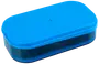 Rektangulær blå plastikopbevaringsboks med afrundede hjørner og kliklåg. Kompakt og let, ideel til opbevaring af småting som skriveredskaber, snacks eller personlige ejendele.