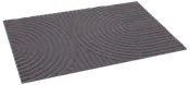 Rektangulær mørkegrå dørmåtte med tekstureret koncentrisk buemønster, lavet af slidstærkt materiale. Velegnet til indendørs eller udendørs brug, fanger snavs og fugt fra sko.