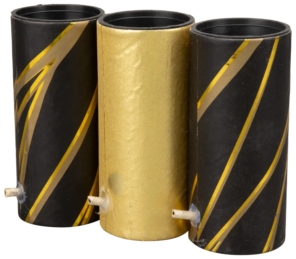 Sæt med tre cylindriske fyrværkeribatterier, to sorte med guldstriber og én ensfarvet guld, hver med synlig lunte i bunden til antændelse.