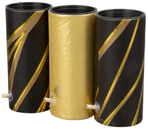 Sæt med tre cylindriske fyrværkeribatterier, to sorte med guldstriber og én ensfarvet guld, hver med synlig lunte i bunden til antændelse.