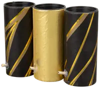 Sæt med tre cylindriske fyrværkeribatterier, to sorte med guldstriber og én ensfarvet guld, hver med synlig lunte i bunden til antændelse.