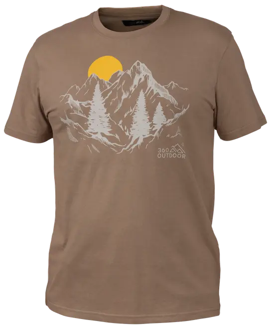 Brun kortærmet t-shirt med hvidt bjerg- og fyrretræsmotiv samt gul sol. Teksten "360 Outdoor" foran. Rund hals, afslappet pasform, blødt stof.