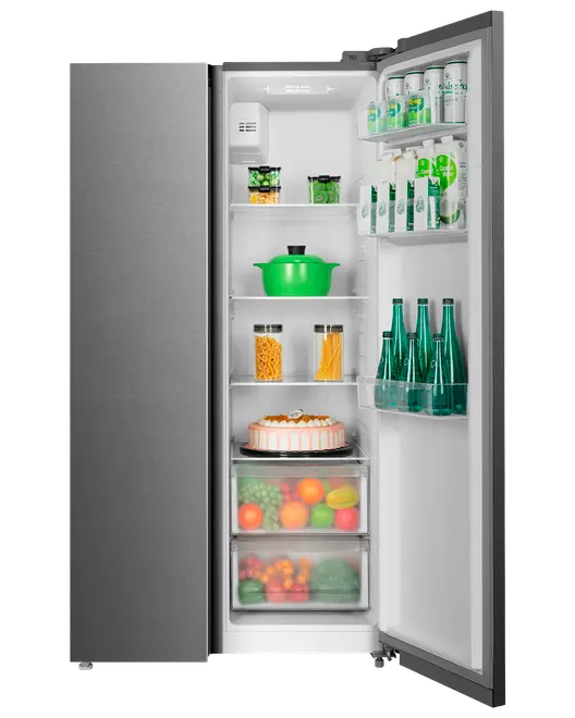 Høj, enkelt-dørs køleskab i rustfrit stål med flere hylder, to gennemsigtige grøntsagsskuffer, dørhylder til flasker og dåser samt indvendig LED-belysning. Indeholder drikkevarer, glas, kage og grøntsager.