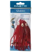 Pakket Kinetic Sabiki-fiskerig med røde blæksprutte-lignende ophæng, flere kroge og klar forfangslinje til saltvandsfiskeri.
