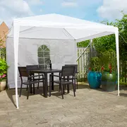 Hvidt udendørs pavillontelt med fire ben og én sidevæg med vindue. Indeholder sort havesæt med fire stole og bord, velegnet til have eller terrasse.