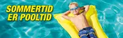 Dreng ligger afslappet i pool på oppustelig madras