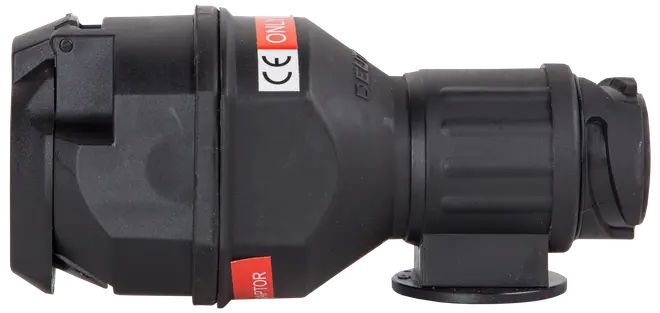 Sort industriel strømstik med robust, cylindrisk design, røde sikkerhedsmærkater og låsemekanisme. Velegnet til krævende elektriske installationer, vejrbestandig og med sikker twist-lock forbindelse.