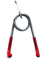 Metalfjederklemme med røde plastbelagte håndtag, designet til at fastgøre vægtskiver på en vægtstang. Holdbar konstruktion, nem at gribe og bruge til træningsudstyr.