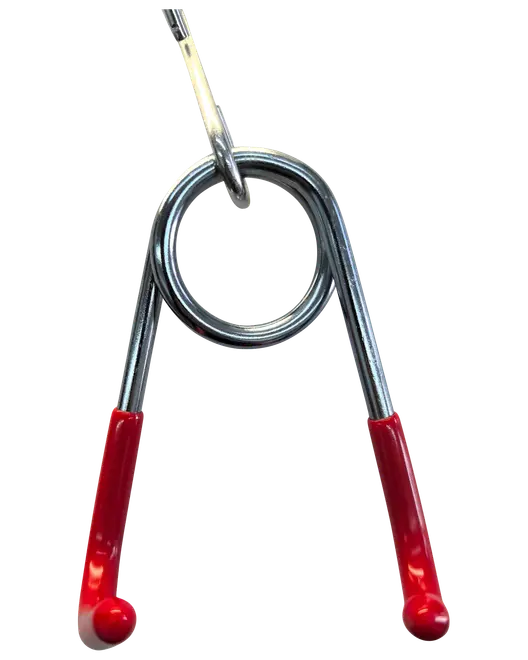 Metalfjederklemme med røde plastbelagte håndtag, designet til at fastgøre vægtskiver på en vægtstang. Holdbar konstruktion, nem at gribe og bruge til træningsudstyr.