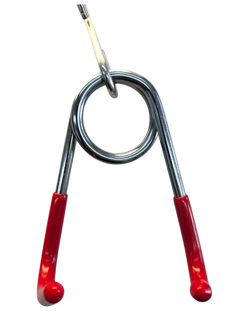 Metalfjederklemme med røde plastbelagte håndtag, designet til at fastgøre vægtskiver på en vægtstang. Holdbar konstruktion, nem at gribe og bruge til træningsudstyr.