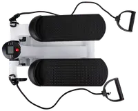 Kompakt steppmaskin med två strukturerade fotplattor, digital display och motståndsband med handtag för överkroppsträning. Passar för hemmaträning och kondition.