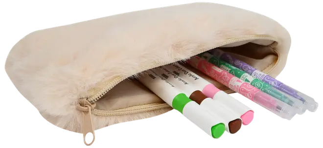 Beige pennfodral i fuskpäls med dragkedja, delvis öppen och fylld med färgglada pennor och tuschpennor. Mjuk, fluffig yta ger skyddande och snygg förvaring.