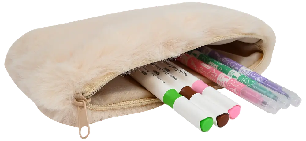 Beige pennfodral i fuskpäls med dragkedja, delvis öppen och fylld med färgglada pennor och tuschpennor. Mjuk, fluffig yta ger skyddande och snygg förvaring.
