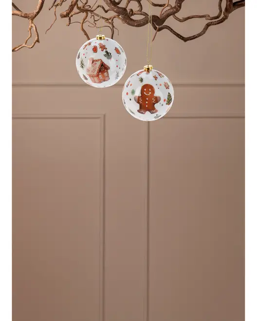 Set med två julgranskulor i glas, en med pepparkaksgubbe och en med pepparkakshus, båda dekorerade med festliga motiv och guldfärgade snören.