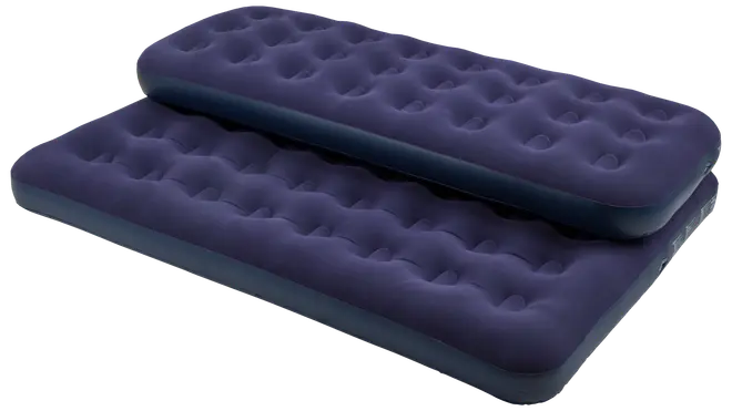 Två blå uppblåsbara luftmadrasser med mjuk, flockad yta och indragna partier för komfort. Passar camping eller gäster. Enkelsäng och dubbelsäng ingår.