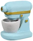 Lyseblå miniature køkkenmaskine med gyldne detaljer og hvid røreskål, dekorativt legetøjsagtigt køkkenapparat.