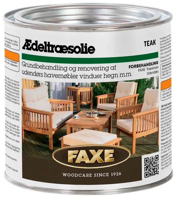 Metal dåse med FAXE ædeltræsolie til udendørs havemøbler, viser billede af træmøbler på terrasse, velegnet til behandling og renovering af udendørs træoverflader.
