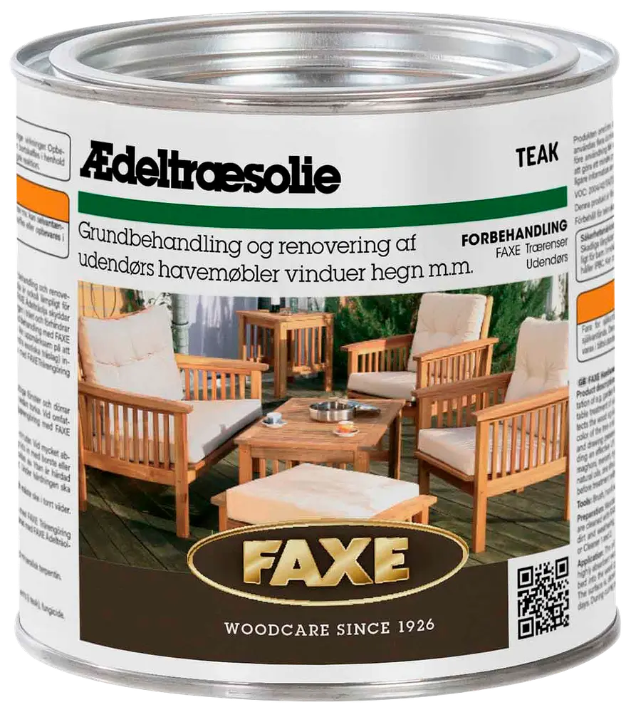 Metal dåse med FAXE ædeltræsolie til udendørs havemøbler, viser billede af træmøbler på terrasse, velegnet til behandling og renovering af udendørs træoverflader.