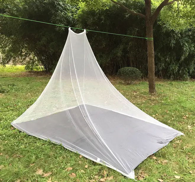Stor, pyramidformad vit myggnät för utomhusbruk, täcker sovplats eller matta, lätt och ventilerande, skyddar mot insekter, enkel att hänga i träd eller rep.