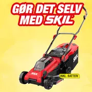 Rød og sort SKIL batteridrevet plæneklipper med store baghjul, ergonomisk håndtag og opsamlingsboks. Inkluderer batteri. Velegnet til havebrug.