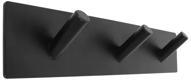 Vægmonteret knagerække i mat sort med tre skrå, cylindriske kroge på en rektangulær plade. Moderne, minimalistisk design til jakker, hatte eller tasker.