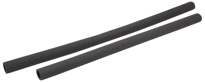 Två svarta rörisoleringar av skum, cylindriska och ihåliga, avsedda att passa runt rör för värmeisolering och skydd. Samma diameter och längd.