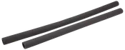 Två svarta rörisoleringar av skum, cylindriska och ihåliga, avsedda att passa runt rör för värmeisolering och skydd. Samma diameter och längd.