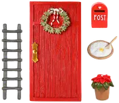 Sættet indeholder en rød dør med krans, gyldent håndtag, grå stige, rød postkasse, skål med ske og potteplante. Ideel til juleminiature eller dukkehus.